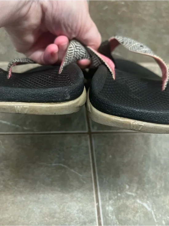 Chaco Women's 7 Black Classic Flip Sandals with Pink Accent Straps - Picture 8 of 9